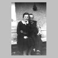 081-0021 Reinlacken 1942 - Gertrud Schulz, geb. Norkus und Richard Schulz auf der Hofbank auf dem Anwesen Norkus-Schulz.JPG